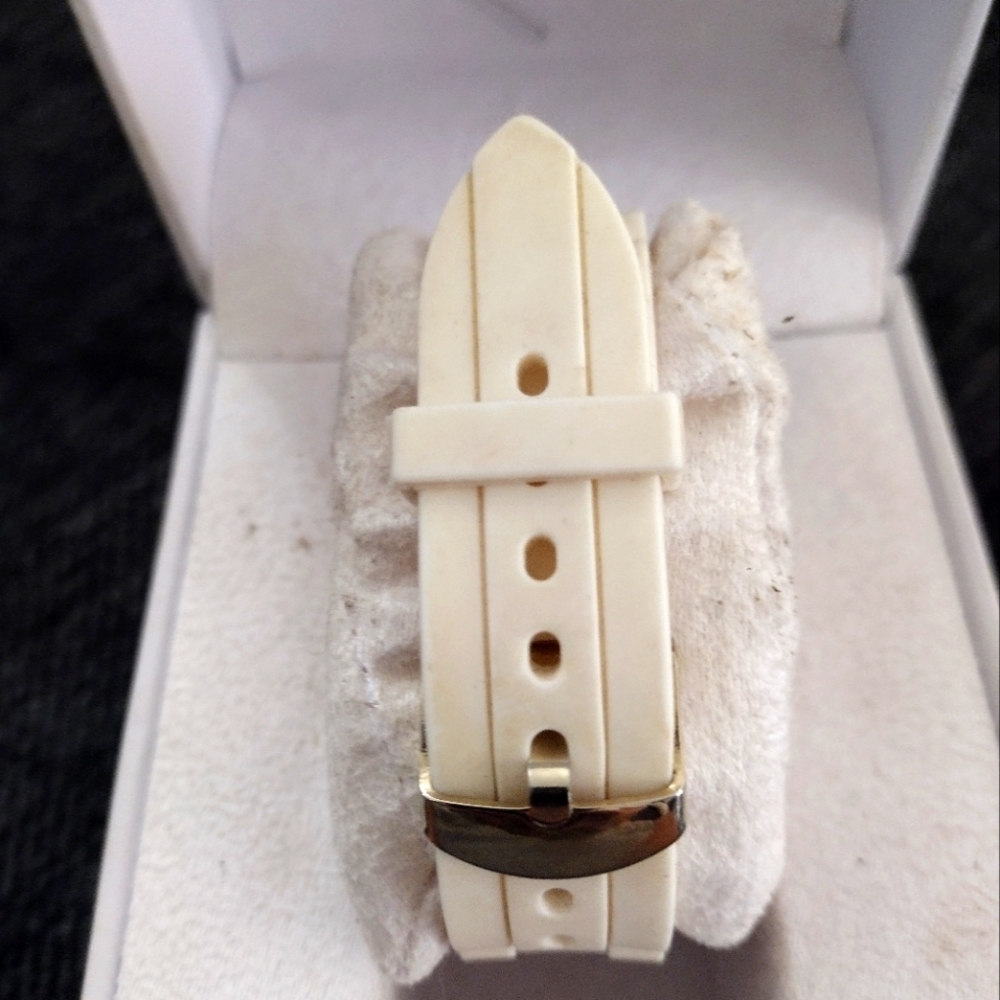 Watch - Picture 2 of 3